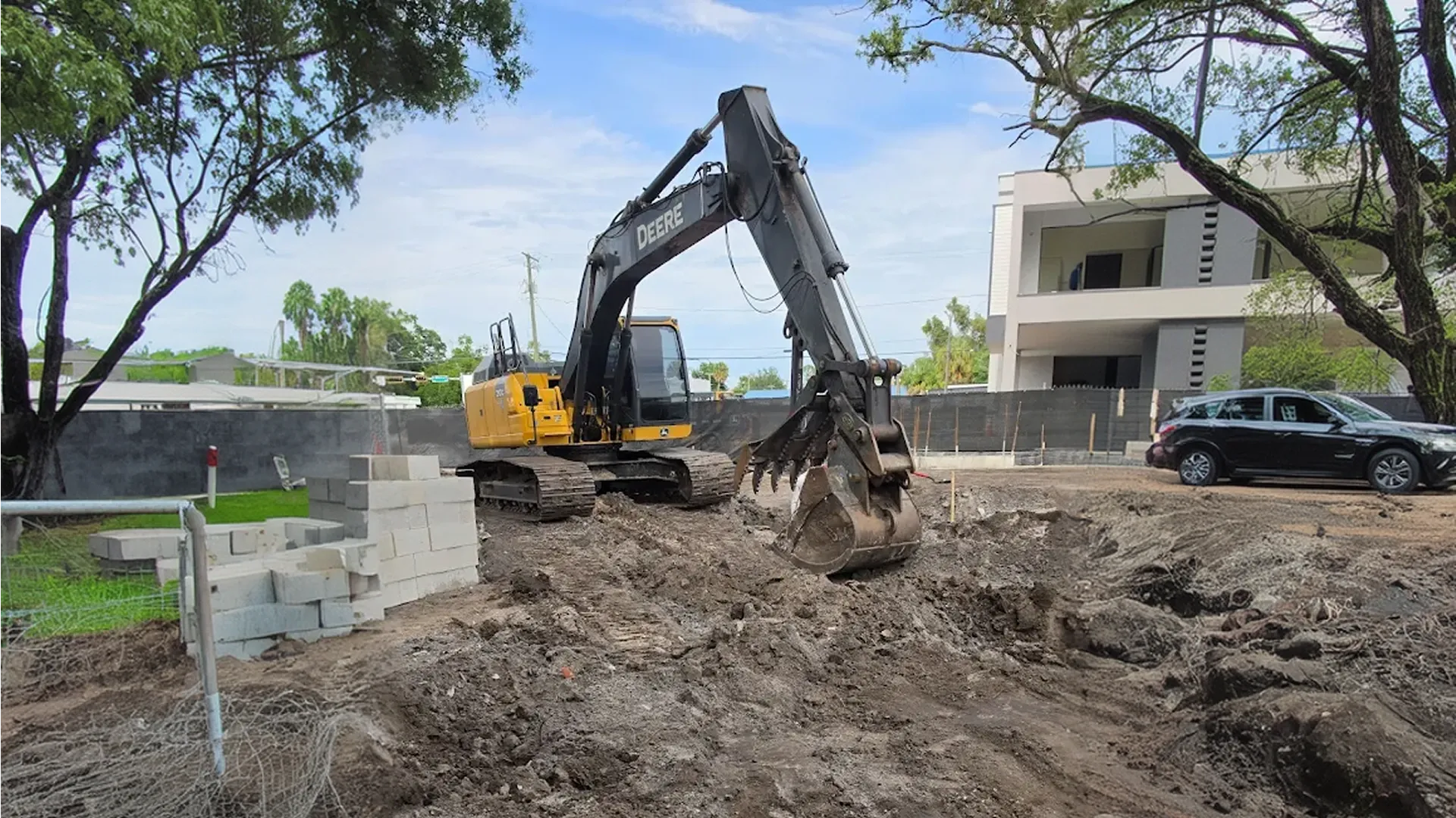Excavation_equipment_in_use_during_land_clearing_services_on_Florida_commercial_site