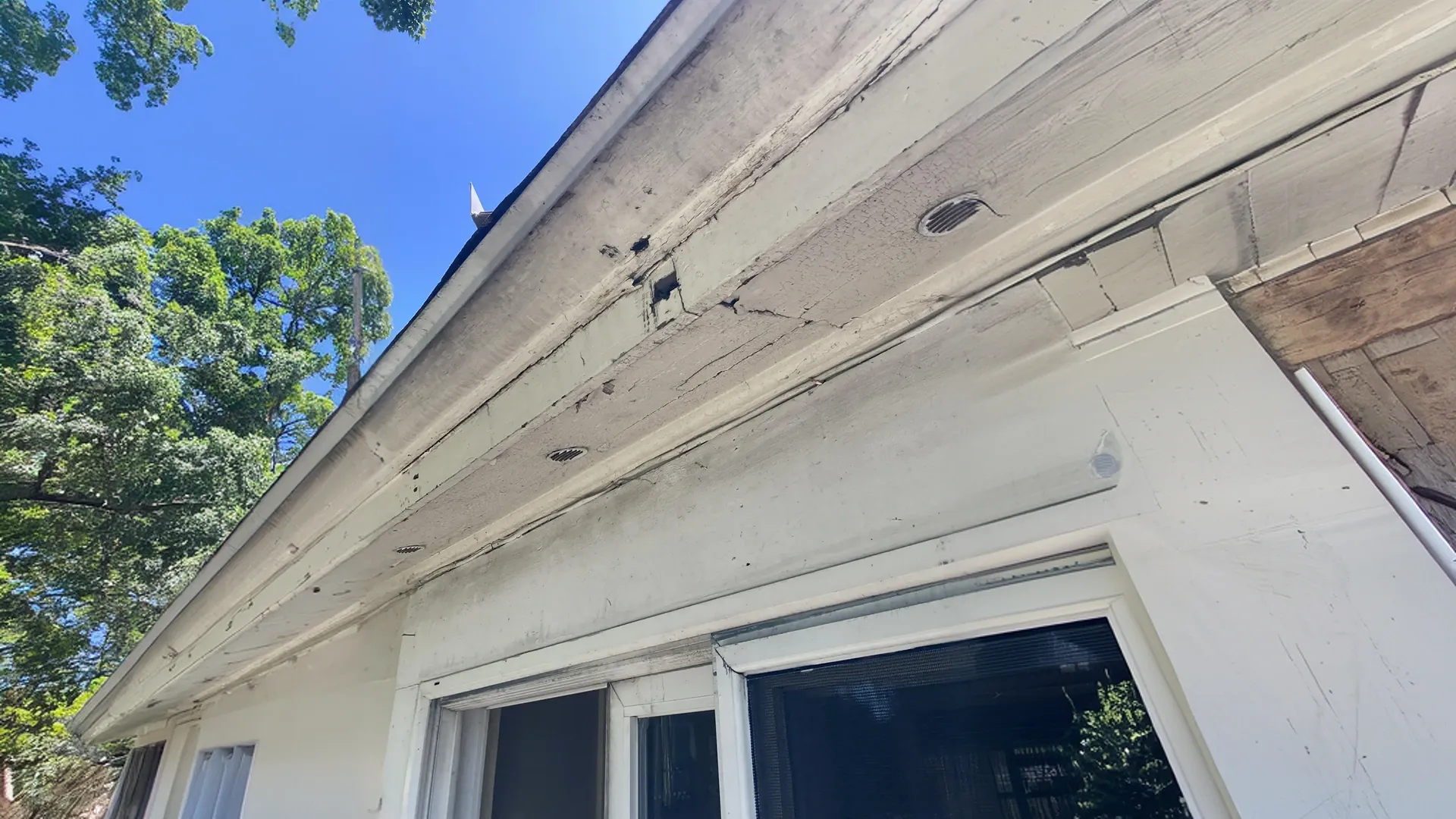 Rotted fascia board Central Florida caused by gutter overflow damage Rotted fascia board Central Florida caused by gutter overflow damage