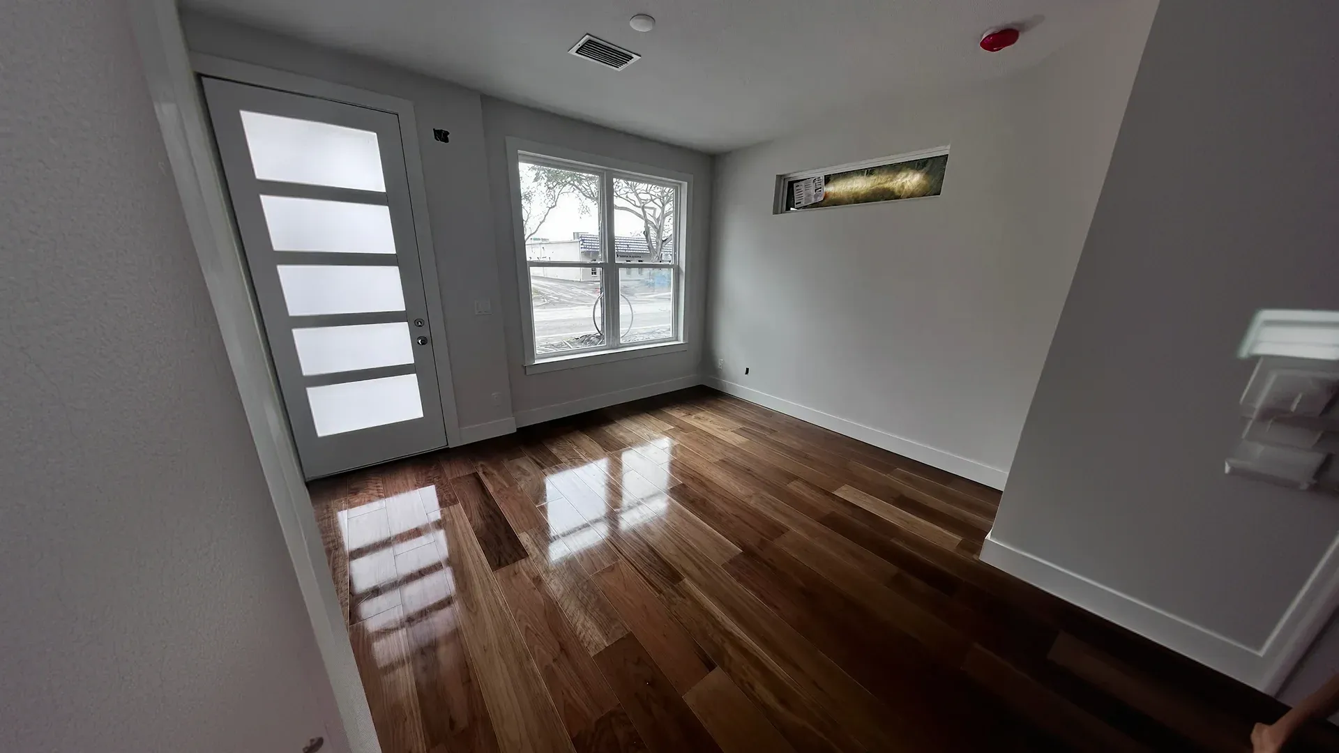 Empty home ready for new occupants after move in move out cleaning service in Tampa Bay FL.webp Empty home ready for new occupants after move in move out cleaning service in Tampa Bay FL.webp