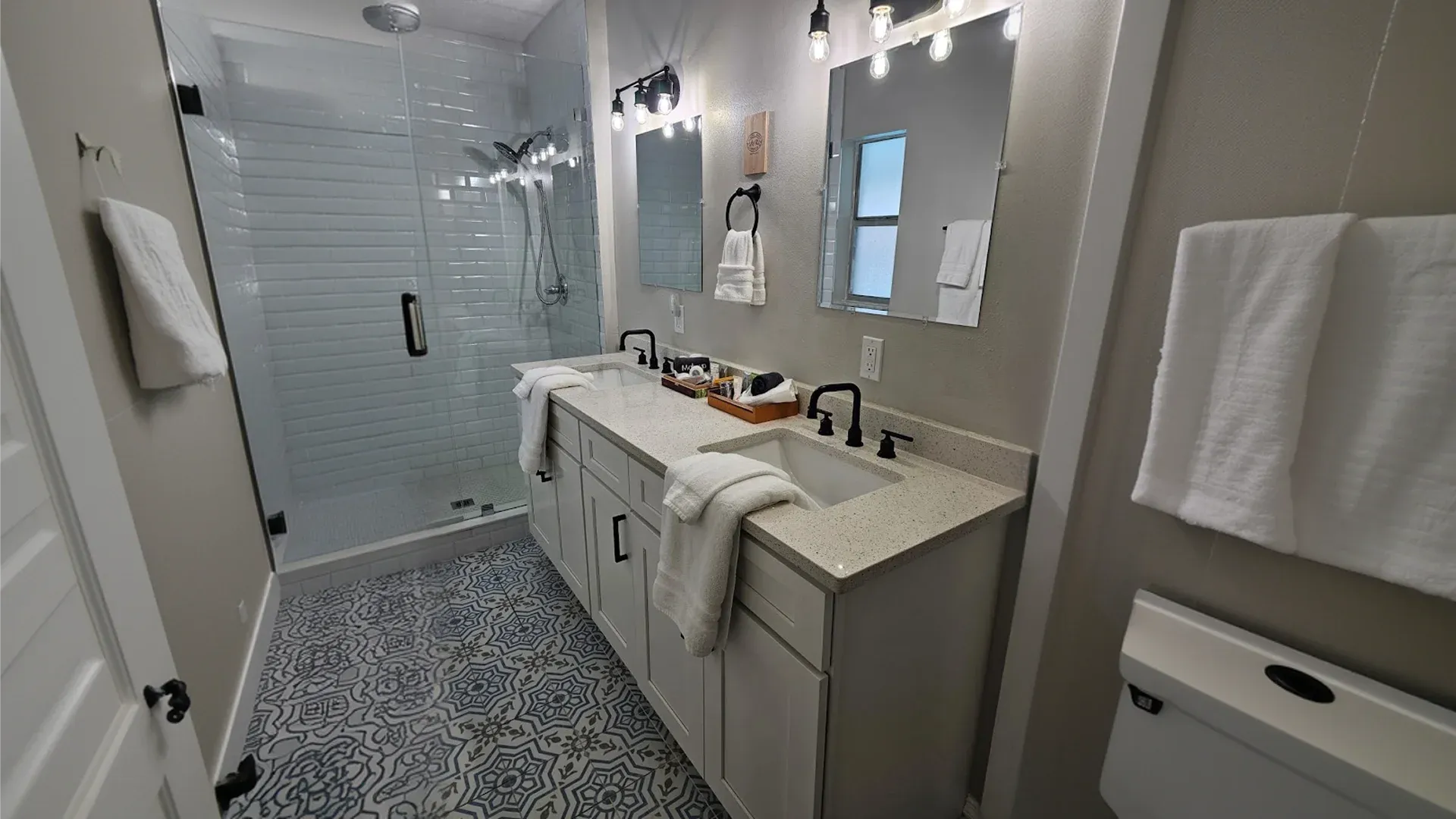 Spotless bathroom after vacation rental cleaning service in Tampa Bay FL.webp Spotless bathroom after vacation rental cleaning service in Tampa Bay FL.webp